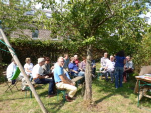 Conférence au soleil, sous les arbres